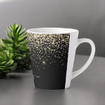Tasse Latte Parties scintillant Noir Or Script Monogramme Nom<br><div class="desc">Parties scintillant à étincelle noire et or Script Monogramme Nom Tasse de café en latte. Cela rend le cadeau parfait pour 16 ans,  mariage,  douche nuptiale,  anniversaire,  baby shower ou bachelorette pour quelqu'un qui aime le luxe glam et les styles chic.</div>