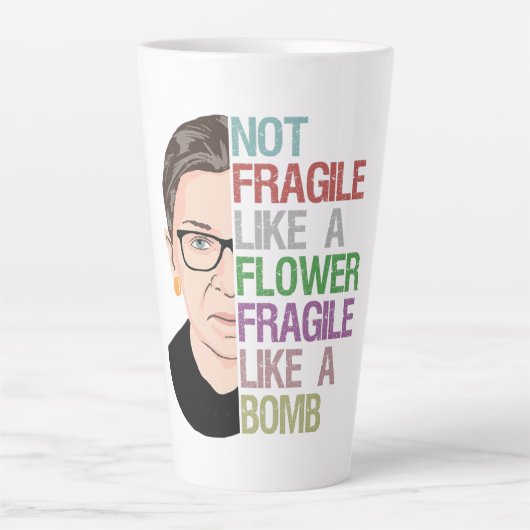 Tasse Latte Pas fragile comme une fleur fragile comme une bomb (Devant)