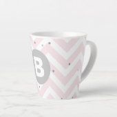 Tasse Latte Pastel Pink Chevron and Dots Grey Monogram (Angle droit)