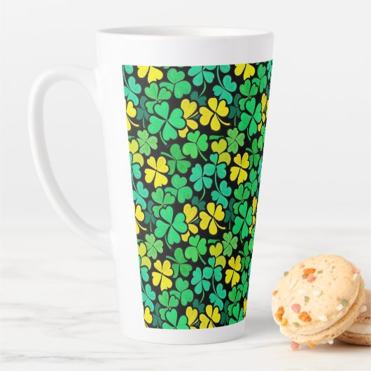 Tasse Latte Pattern St. Patrick's Day Clovers (En situation)