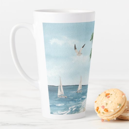 Tasse Latte Paysage de plage avec voiliers Aquarelle (En situation)