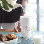 Tasse Latte PDG de minima millionnaire moderne | Rose Et Noir<br><div class="desc">Présentation de "Modern Minimal Millionaire CEO | Collection rose et noir" ! Élevez votre style et faites une déclaration puissante avec notre produit exclusif avec le design captivant du texte "Millionaire CEO" dans une combinaison élégante de rose et de noir.</div>