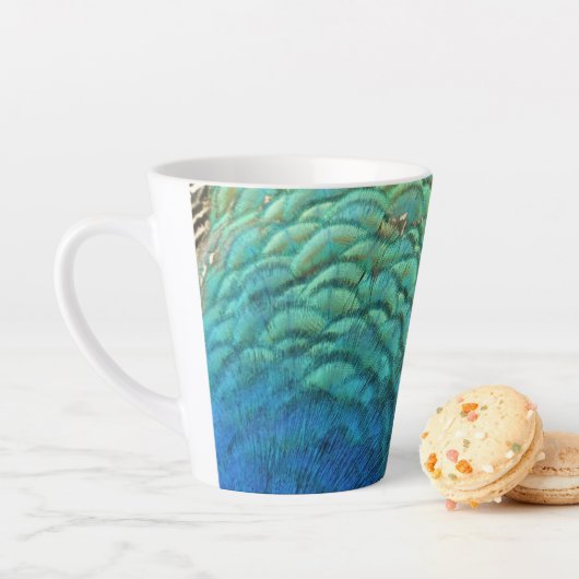 Tasse Latte Peacock Plumes I Colorful Abstrait Nature Design (En situation)