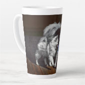 Tasse Latte Peinture Keeshond Playtime - Jolie art original ch (Angle gauche)