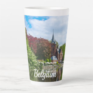 Tasse Latte Petit château près du lac à Bruges, Belgique