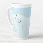 Tasse Latte Petits Skieurs Sur Snowy Hill (Angle gauche)