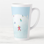 Tasse Latte Petits Skieurs Sur Snowy Hill (Droite)