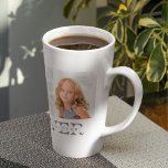 Tasse Latte Photo de collage moderne Meilleure mère Ever Purpl<br><div class="desc">Cette photo de collage moderne présente le message "Best Mom Ever" écrit dans un script élégant, placé contre un bel arrière - plan violet. La conception de collage comprend plusieurs emplacements photo, vous permettant d'ajouter vos souvenirs préférés à votre mère, que ce soit des photos de moments spéciaux que vous...</div>