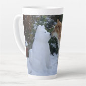 Tasse Latte photo de mignon akita baiser bonhomme de neige aki (Angle gauche)