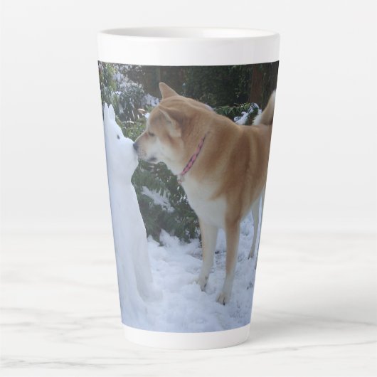 Tasse Latte photo de mignon akita baiser bonhomme de neige aki (Devant)