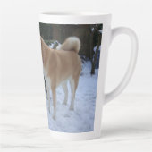 Tasse Latte photo de mignon akita baiser bonhomme de neige aki (Droite)