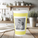 Tasse Latte Photo Famille Moderne Jaune Simple Jolie Cadeau<br><div class="desc">Photo Famille Moderne Jaune Simple Jolie Cadeau</div>