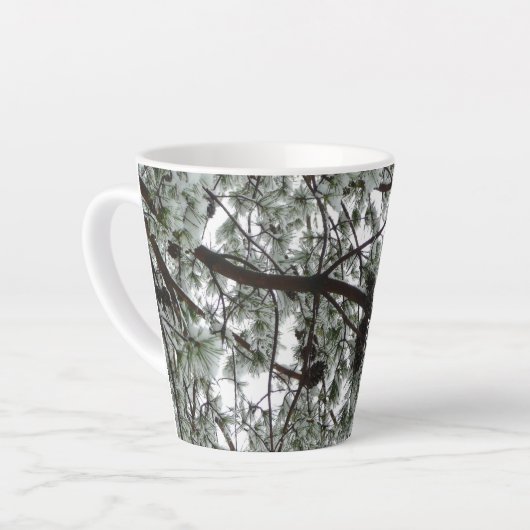 Tasse Latte Photo hivernale sous le pin couvert de neige (Angle gauche)