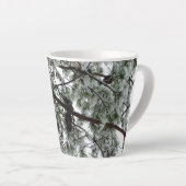 Tasse Latte Photo hivernale sous le pin couvert de neige (Angle droit)
