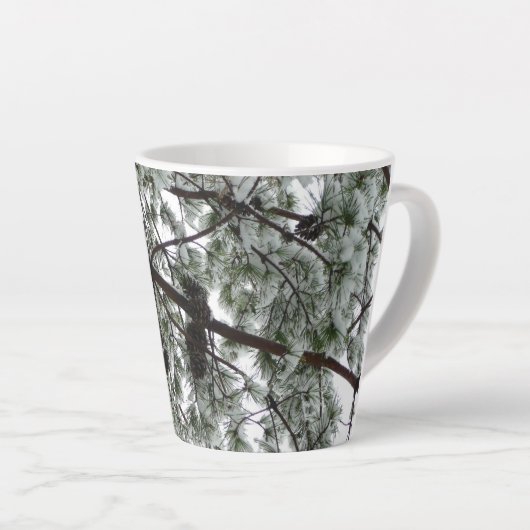 Tasse Latte Photo hivernale sous le pin couvert de neige (Angle droit)