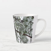 Tasse Latte Photo hivernale sous le pin couvert de neige (Droite)