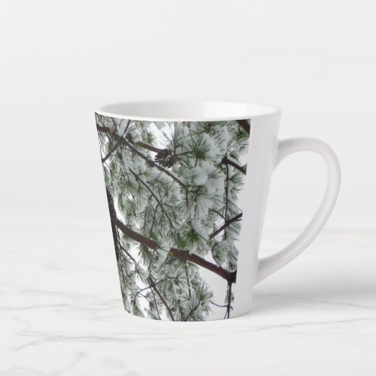 Tasse Latte Photo hivernale sous le pin couvert de neige (Droite)