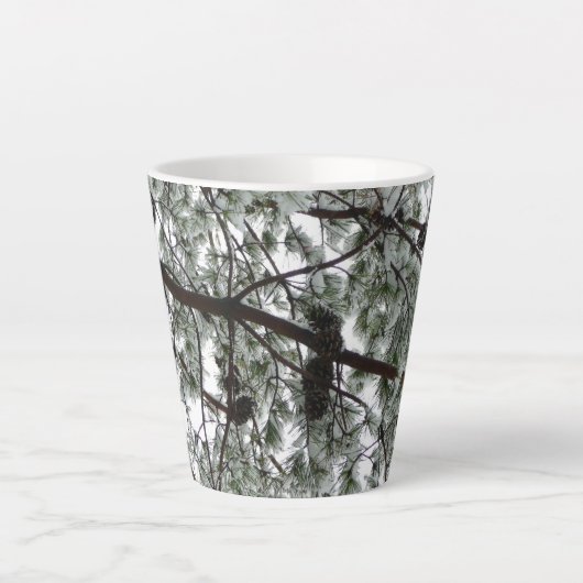 Tasse Latte Photo hivernale sous le pin couvert de neige (Devant)