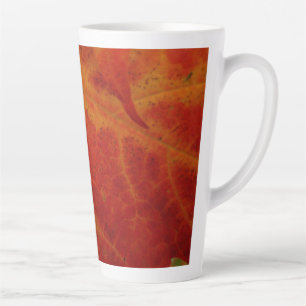 Tasse Latte Photographie abstraite de la feuille d'érable roug