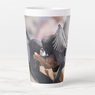 Tasse Latte Photos d'ailes colorées d'oiseaux de pigeon pour l