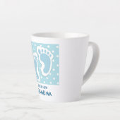 Tasse Latte Pieds Bébé Bleu Cute - Grand-mère Fière (Angle droit)