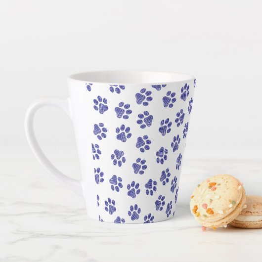 Tasse Latte Poches de Doodle, Paws de Chien, Paws Bleus de Mar (En situation)