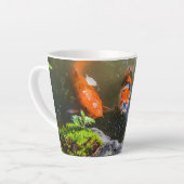 Tasse Latte Poisson Koi dans un étang (Angle gauche)