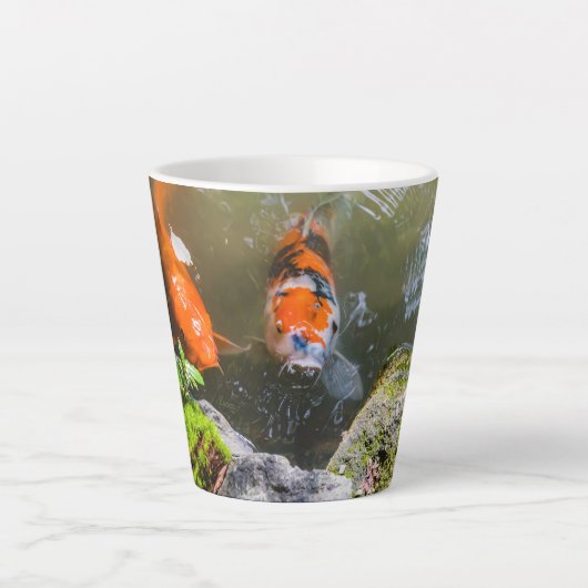 Tasse Latte Poisson Koi dans un étang (Devant)