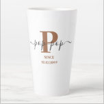 Tasse Latte Pop Pop Élégant Script Monogramme Blanc Brown<br><div class="desc">Latte mug pour une nouvelle pop pop ou bien établie depuis longtemps ! que vous pouvez personnaliser avec la date à laquelle ils sont devenus grand-père. Ce design minimaliste branché présente une palette de couleurs modernes, marron, noir et blanc. Il a un monogramme Pop-Pop, avec la lettre initiale P et...</div>