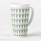 Tasse Latte Pose du cœur extraterrestre (Angle droit)