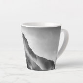 Tasse Latte Poser sur les rochers (Angle droit)