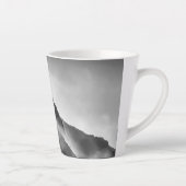 Tasse Latte Poser sur les rochers (Droite)