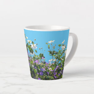 Tasse Latte Poussière d'anémone et de géranium. Musique en lat