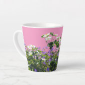 Tasse Latte Poussière d'anémone et de géranium. Musique en lat (Angle gauche)