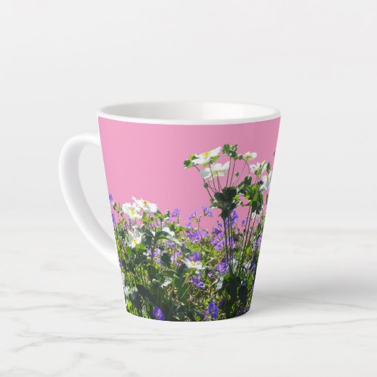 Tasse Latte Poussière d'anémone et de géranium. Musique en lat (Angle gauche)