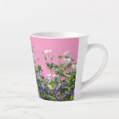 Tasse Latte Poussière d'anémone et de géranium. Musique en lat (Droite)