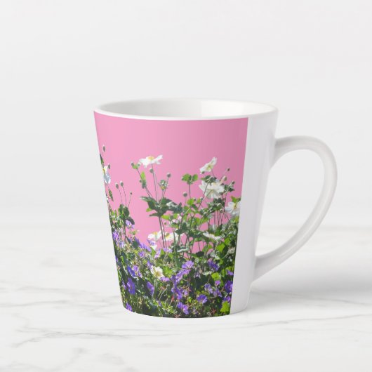 Tasse Latte Poussière d'anémone et de géranium. Musique en lat (Droite)
