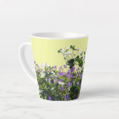 Tasse Latte Poussière d'anémone et de géranium. Musique latte  (Angle gauche)