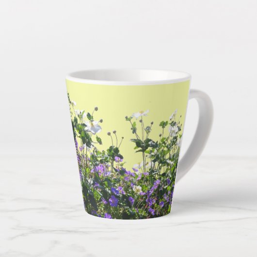 Tasse Latte Poussière d'anémone et de géranium. Musique latte  (Angle droit)