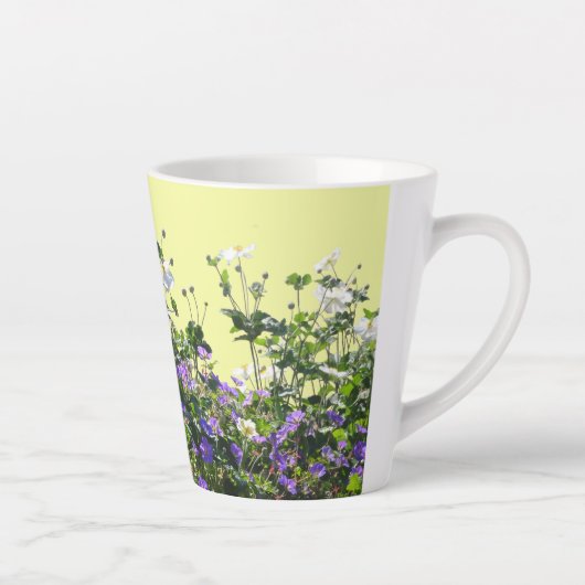 Tasse Latte Poussière d'anémone et de géranium. Musique latte  (Droite)