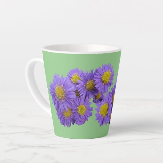 Tasse Latte Poussière Michaelmas Daisy. Musique verte en latte (Angle gauche)