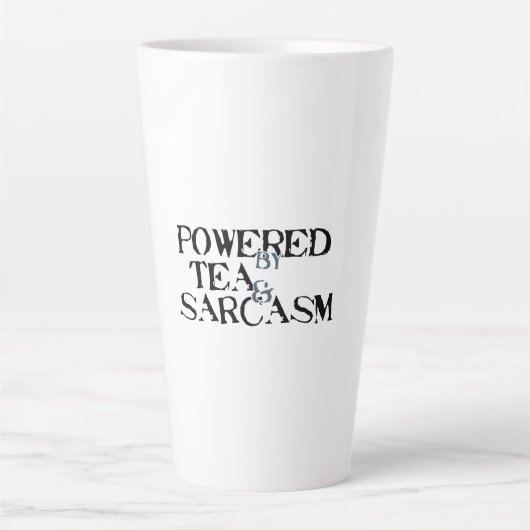 Tasse Latte Powered by Tea & Sarcasm (Devant)