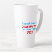 Tasse Latte Pro procrastinator - drôle (Angle droit)