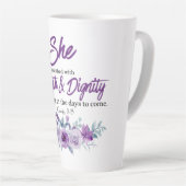 Tasse Latte Proverbes 31:25 Force et Dignité Fleur pourpre (Angle droit)
