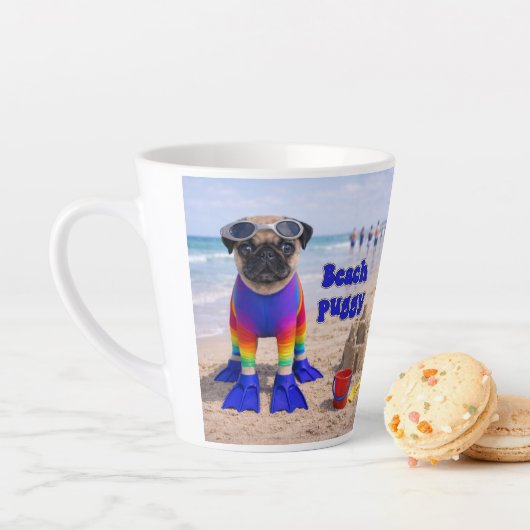 Tasse Latte Puggy de la plage (En situation)