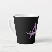Tasse Latte Purple Black Script Girl Nom du monogramme (Angle gauche)