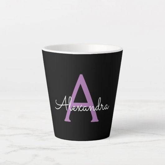 Tasse Latte Purple Black Script Girl Nom du monogramme (Devant)