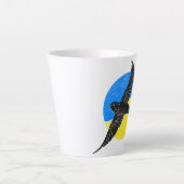 Tasse Latte Queue de Swallowtail sur fond Bleu & Jaune, modèle (Devant)