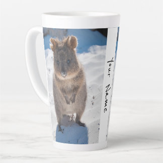 Tasse Latte Quokka personnalisé et joyeux sur la plage