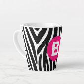 Tasse Latte Rayures Classiques de Zèbre Monogramme Rose Clair (Angle gauche)